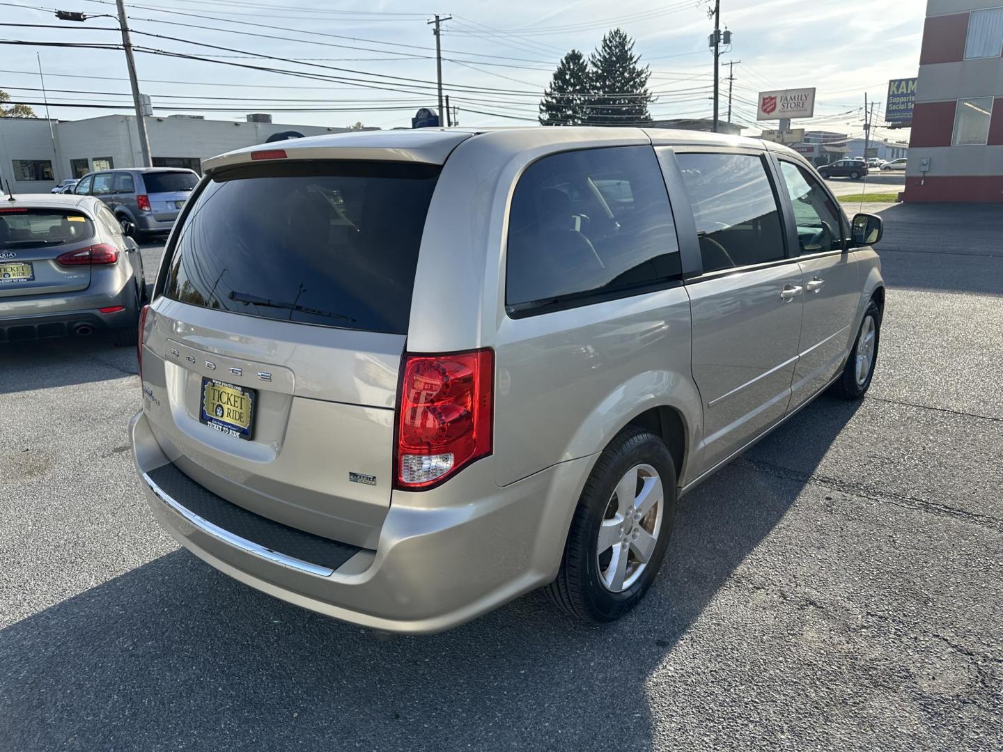 2013 GOLD Dodge Grand Caravan SE (2C4RDGBG2DR) with an 3.6L V6 DOHC 24V engine, 6-Speed Automatic transmission, located at 1254 Manheim Pike, Lancaster, PA, 17601, (717) 393-9133, 40.062870, -76.323273 - Photo#5