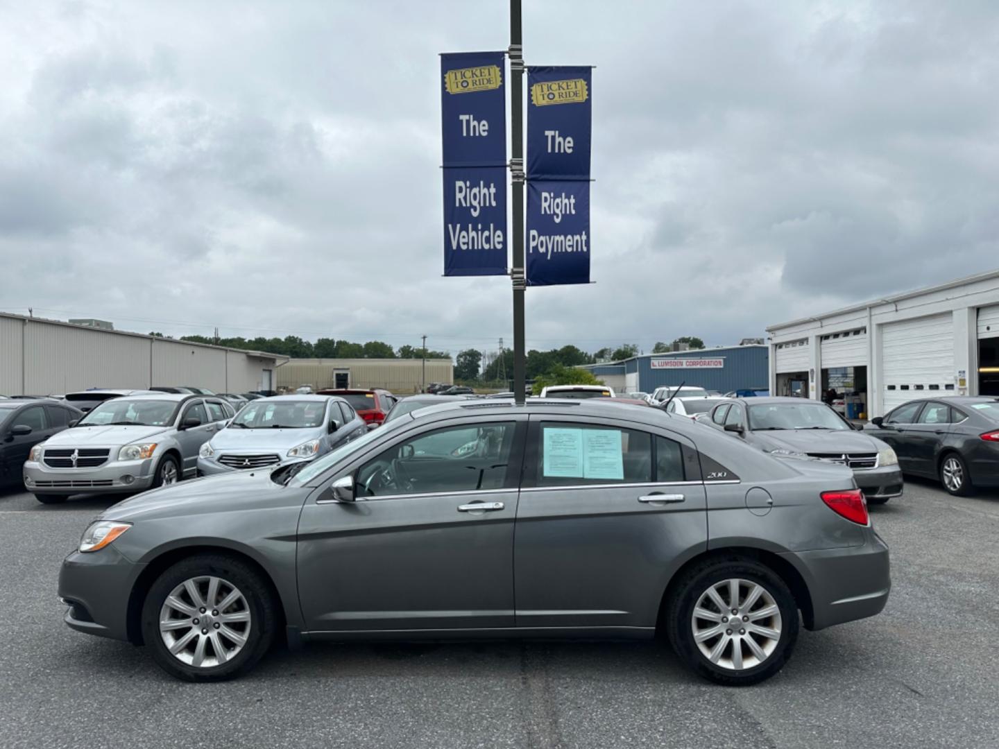 2013 GRAY Chrysler 200 Limited (1C3CCBCGXDN) with an 3.6L V6 DOHC 24V FFV engine, 6-Speed Automatic transmission, located at 1254 Manheim Pike, Lancaster, PA, 17601, (717) 393-9133, 40.062870, -76.323273 - Photo#7