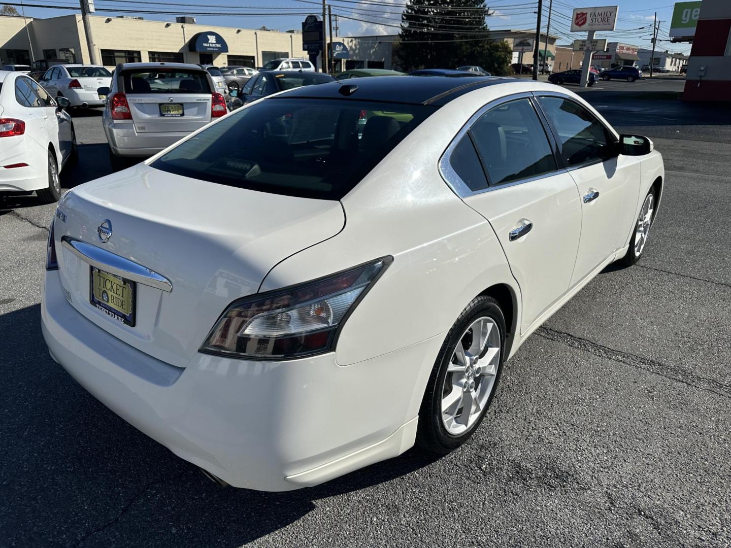 2012 WHITE Nissan Maxima SV (1N4AA5AP0CC) with an 3.5L V6 DOHC 24V engine, Continuously Variable Transmission transmission, located at 1254 Manheim Pike, Lancaster, PA, 17601, (717) 393-9133, 40.062870, -76.323273 - Photo#4