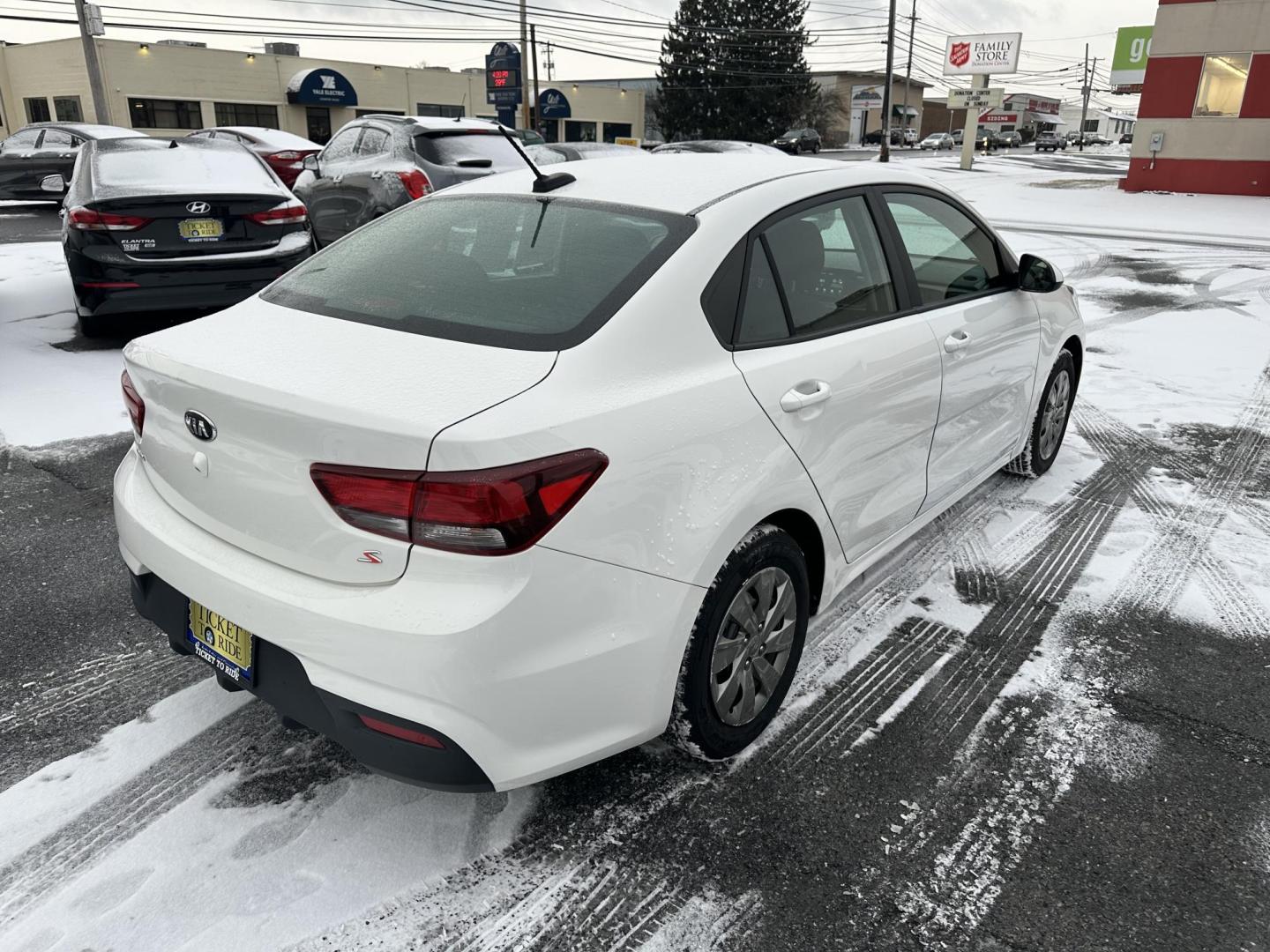 2019 WHITE Kia Rio LX (3KPA24AB7KE) with an 1.6L L4 DOHC 16V engine, 6A transmission, located at 1254 Manheim Pike, Lancaster, PA, 17601, (717) 393-9133, 40.062870, -76.323273 - Photo#5