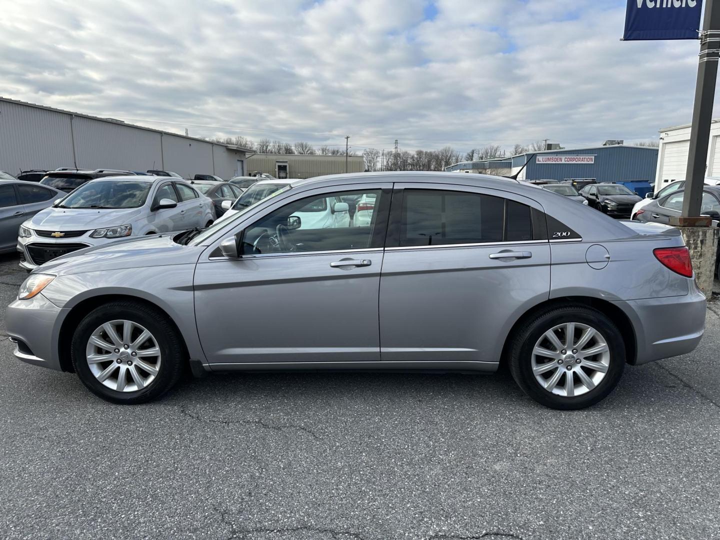 2013 SILVER Chrysler 200 Touring (1C3CCBBB6DN) with an 2.4L L4 DOHC 16V engine, 6-Speed Automatic transmission, located at 1254 Manheim Pike, Lancaster, PA, 17601, (717) 393-9133, 40.062870, -76.323273 - Photo#8